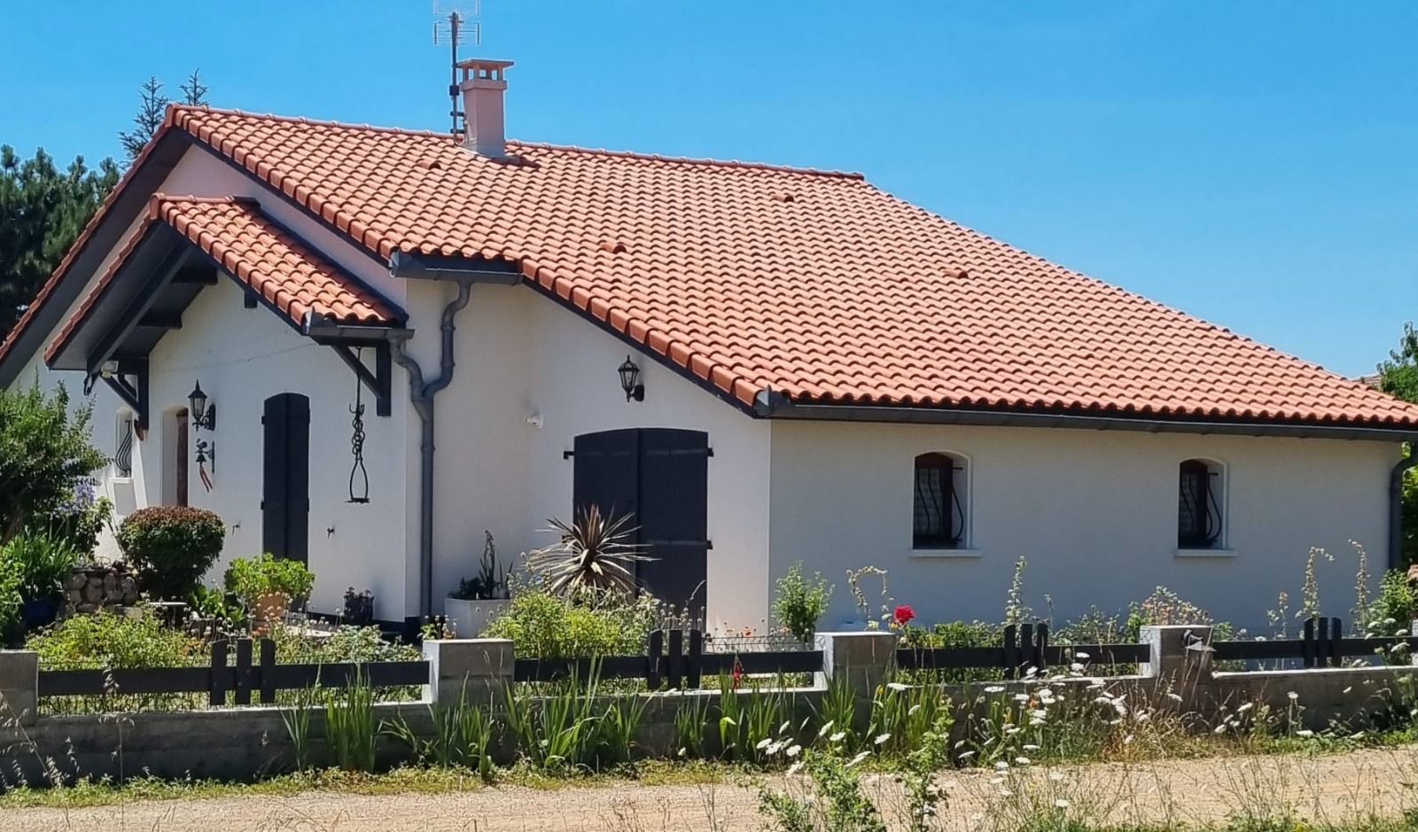 Maison avec toiture nettoyée et protégée